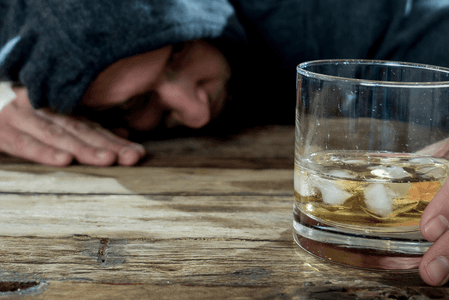 drinking-alcohol-before-bed Drinking alcohol before bed