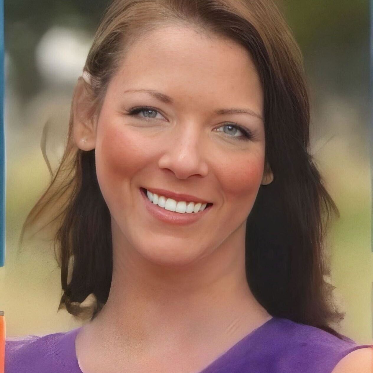 Laurie F Headshot