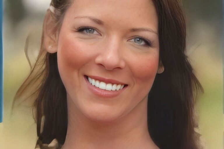 Laurie F Headshot