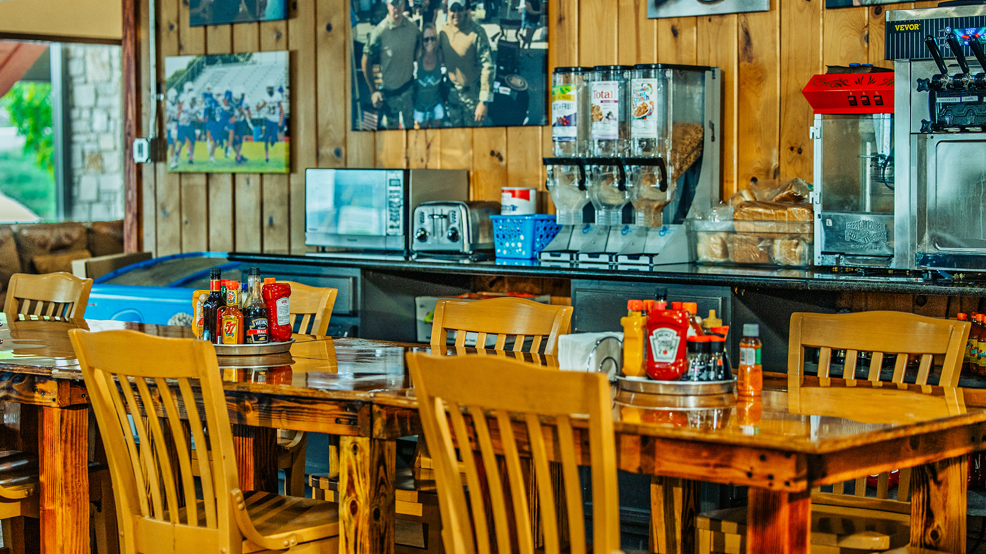 dining area at the lodge sober living location